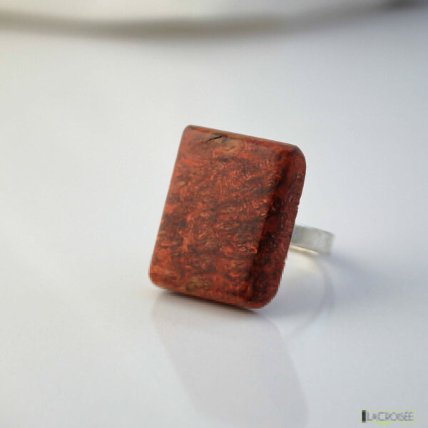 bague-en-bois-loupe-marronnier-rouge