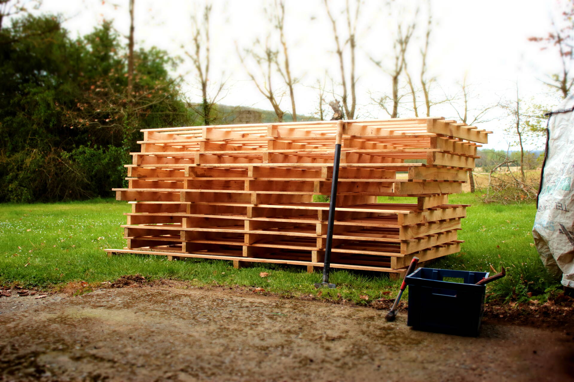 Demotivateur Atelier - On peut tout faire avec une palette en bois, la  preuve avec ce jeu de fléchettes